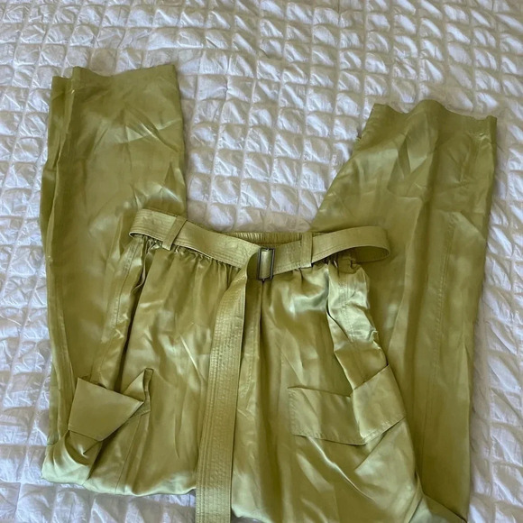 Revolve L’ACADEMIE Taylor satin cargo pants in olive green - Picture 5 of 11